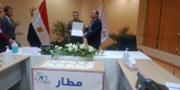 مدير مطار أسيوط الدولى يكرم عامل عثر علي مشغولات ذهبية لإحدى الراكبات 1 - جريدة المساء