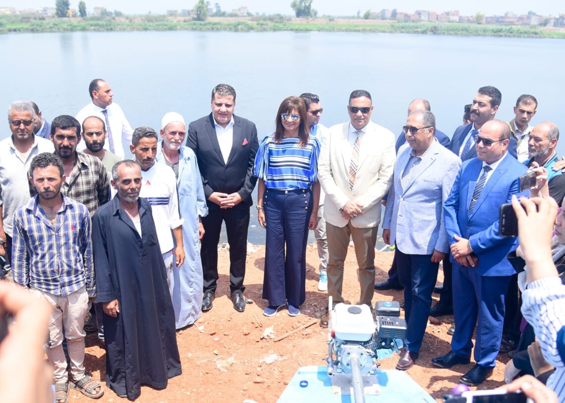 وزيرة الهجرة ومحافظ الدقهلية يسلمان 30 صيادا بقرية بساط كريم الدين مراكب صيد بالتعاون مع مؤسسة صناع الخير 16 - جريدة المساء وزيرة الهجرة ومحافظ الدقهلية يسلمان 30 صيادا بقرية بساط كريم الدين مراكب صيد بالتعاون مع مؤسسة صناع الخير 15 - جريدة المساء