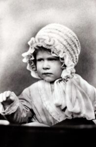 بعد "سقوط جسر لندن" والأزمات العالمية..هل سيتمسك الوريث بالنهج الكلاسيكي أم سيغير الأمور؟ 21 - جريدة المساء