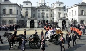بعد "سقوط جسر لندن" والأزمات العالمية..هل سيتمسك الوريث بالنهج الكلاسيكي أم سيغير الأمور؟ 25 - جريدة المساء