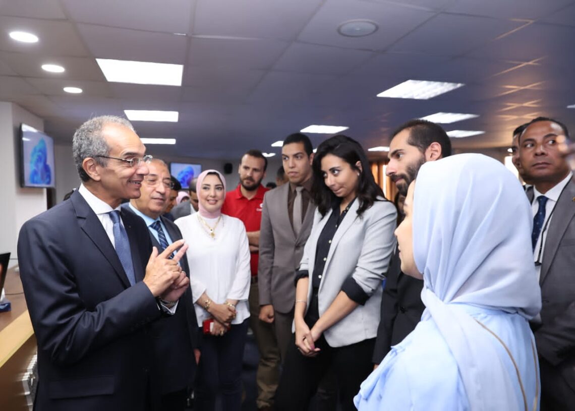 وزير الاتصالات و محافظ الإسكندرية بحثا التعاون لتطوير المؤسسى الرقمى بالمحافظة. وتنمية المهارات الرقمية للشباب 18 - جريدة المساء