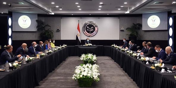 خلال لقائه مجموعة مستثمرين أجانب ومحليين بمقر هيئة الاستثمار: رئيس الوزراء يتابع الجدول الزمني لتنفيذ المشروعات التي تم توقيع مذكرات تفاهم بشأنها خلال الفترة الماضية 19 - جريدة المساء