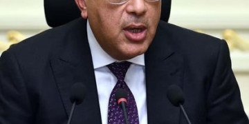 خلال مؤتمر صحفي عقده اليوم للإعلان عن أجندة المؤتمر الاقتصادي: رئيس الوزراء: هدفنا الأول أن نستمع كحكومة إلى آراء ووجهات نظر الحضور من الخبراء والمشاركين 1 - جريدة المساء