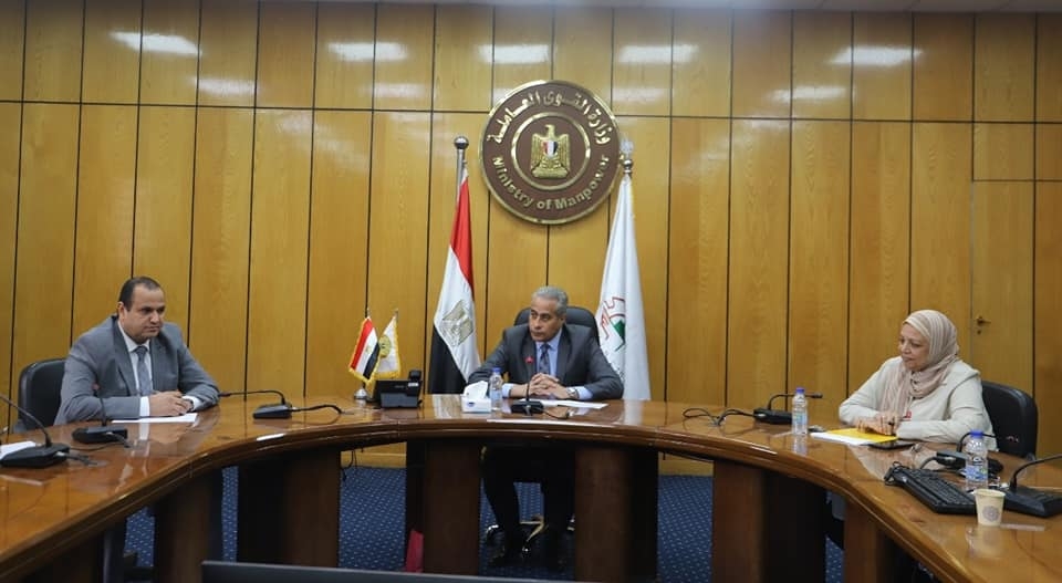 في لقائه مع "الإدارة المتخصصة" ..وزير القوى العاملة يوجه بوضع أفكار وآليات جديدة لتفعيل دور"اجهزة السلامة والصحة المهنية " وتعديل لوائحها . 19 - جريدة المساء