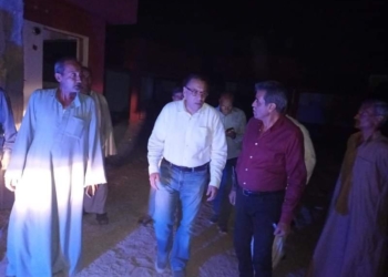 محافظ الشرقية يفاجئ " الغنيمية" ليلا.. ألتقي الأ هالي وتفقد مشروع الصرف الصحي 16 - جريدة المساء