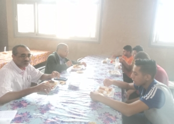 نائب رئيس جامعة جنوب الوادي يتناول وجبة الغداء مع طلاب المدن الجامعية 22 - جريدة المساء