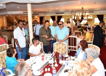 جولة لمحافظ أسوان بالمنشآت الفندقية والمحلات والبازارات للإطمئنان على جودة الخدمات السياحية بابوسمبل 21 - جريدة المساء