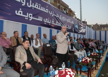 محافظ بني سويف يُسلّم كأس البطولة لفريق "ترعة البورصة" لفوزه بنهائى دوري مستقبل وطن 28 - جريدة المساء