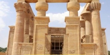 معبد هيبس والكثبان الرملية وجبانة البجوات وعيون المياه المعدنية الساخنة..أهم المعالم السياحية والأثرية بالوادى الجديد 1 - جريدة المساء