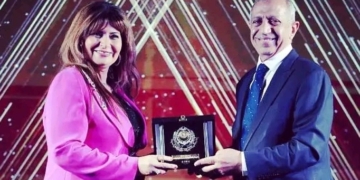 تكريم الدكتوره حنان يوسف العميد المؤسس لكلية اللغة والإعلام بالأكاديمية البحرية 1 - جريدة المساء