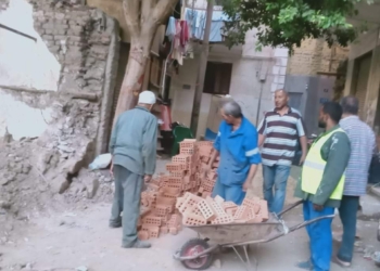 إيقاف حالة بناء مخالف وإحالة المخالف للنيابه مع استمرار أعمال النظافه بحي وسط مدينة المنيا 23 - جريدة المساء
