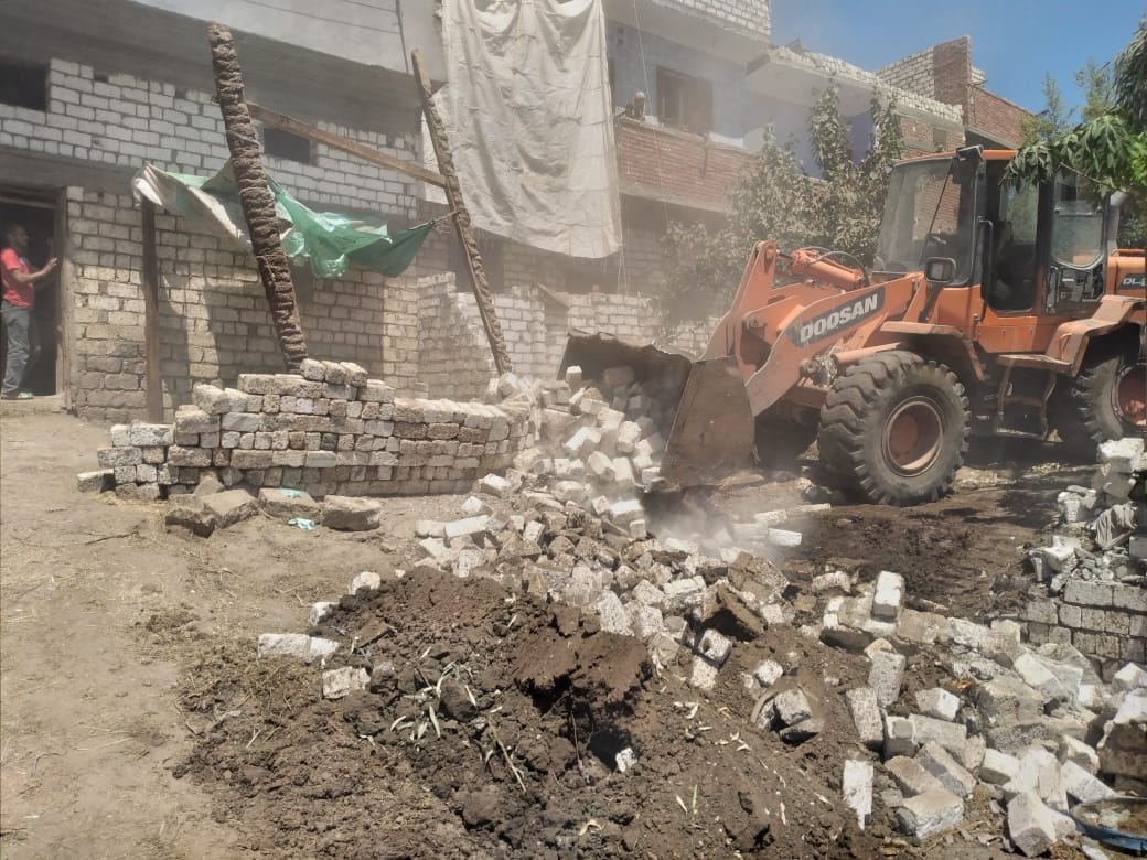 إزالة 53 حالة تعد على أملاك الدولة والأراضى الزراعية فى 4 مراكز بالمنيا 17 - جريدة المساء