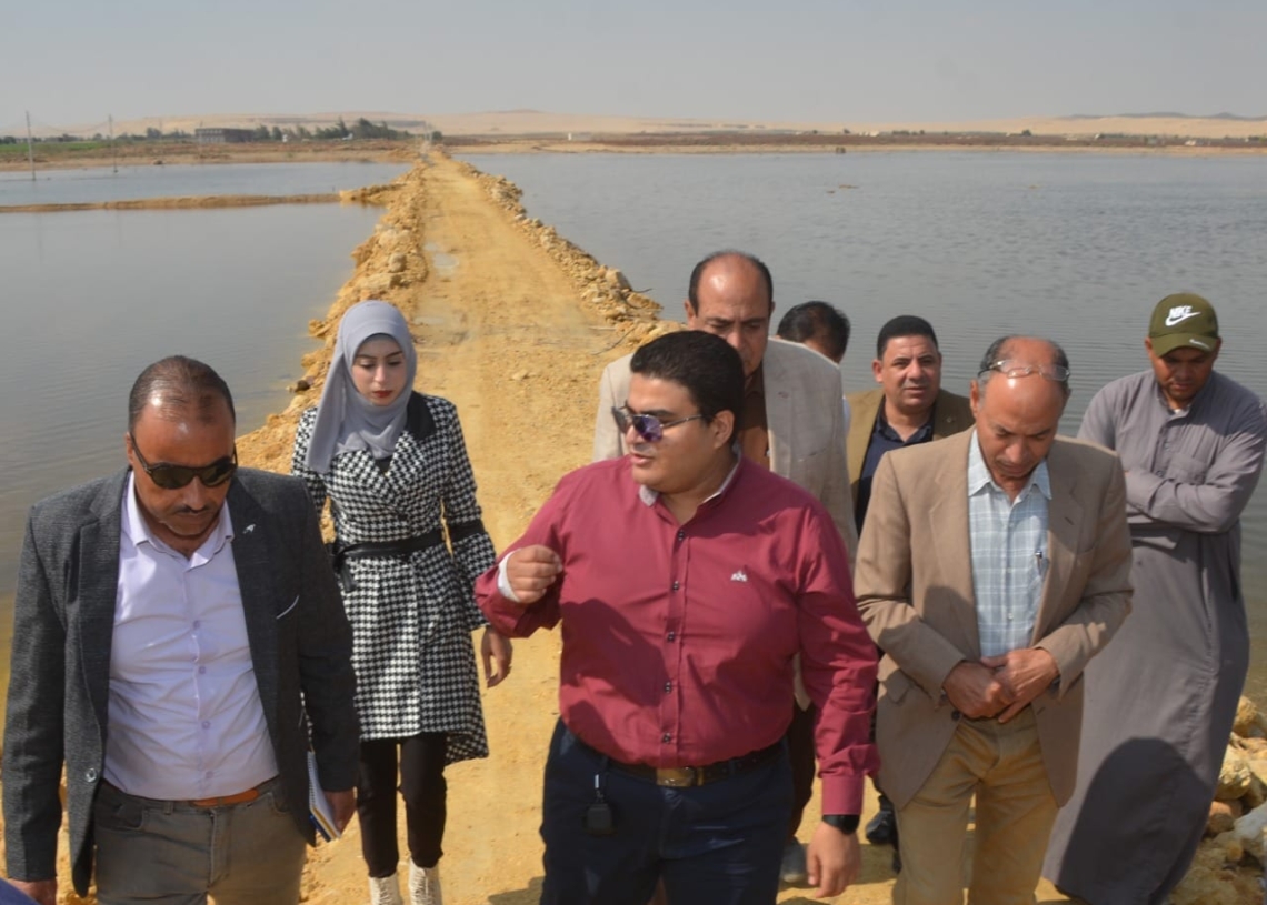 نائب محافظ بني سويف   يتفقد  مشكلة تجمع مياه مجهولة المصدر بأراضى واقعة على الصحراوي الغربي  بزمام سمسطا 19 - جريدة المساء