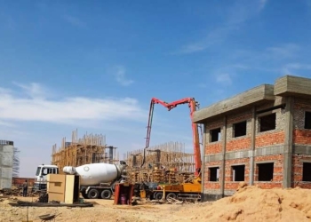 محافظ أسوان يتابع نتائج الجولة التفقدية لوحدة حياة كريمة لمتابعة المشروعات الجارية بقرية الكاجوج بكوم أمبو 23 - جريدة المساء