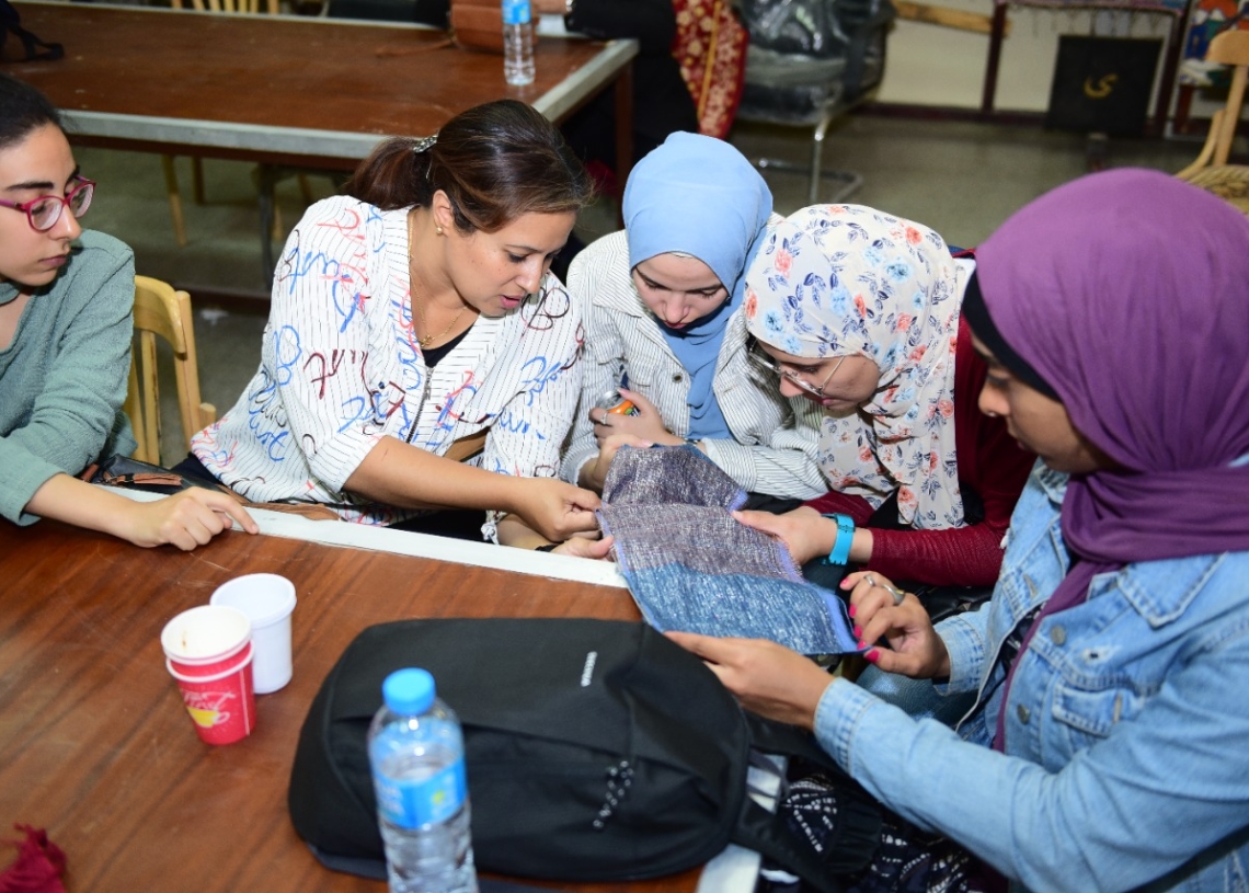 مركز الحرف اليدوية بجامعة سوهاج ينظم مسابقة عن تصميم الأزياء التراثية 19 - جريدة المساء