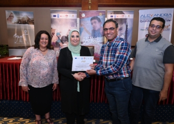 توزع أجهزة لاب توب ناطقة لذوي الإعاقات البصرية.. مد فترة توفيق أوضاع الجمعيات الأهلية.. رفع درجة الاستعداد لفصل الشتاء.. أبرز أنشطة التضامن فى أسبوع 17 - جريدة المساء وزيرة التضامن تكرم الزميل وليد شاهين على هامش برنامج "وعى"