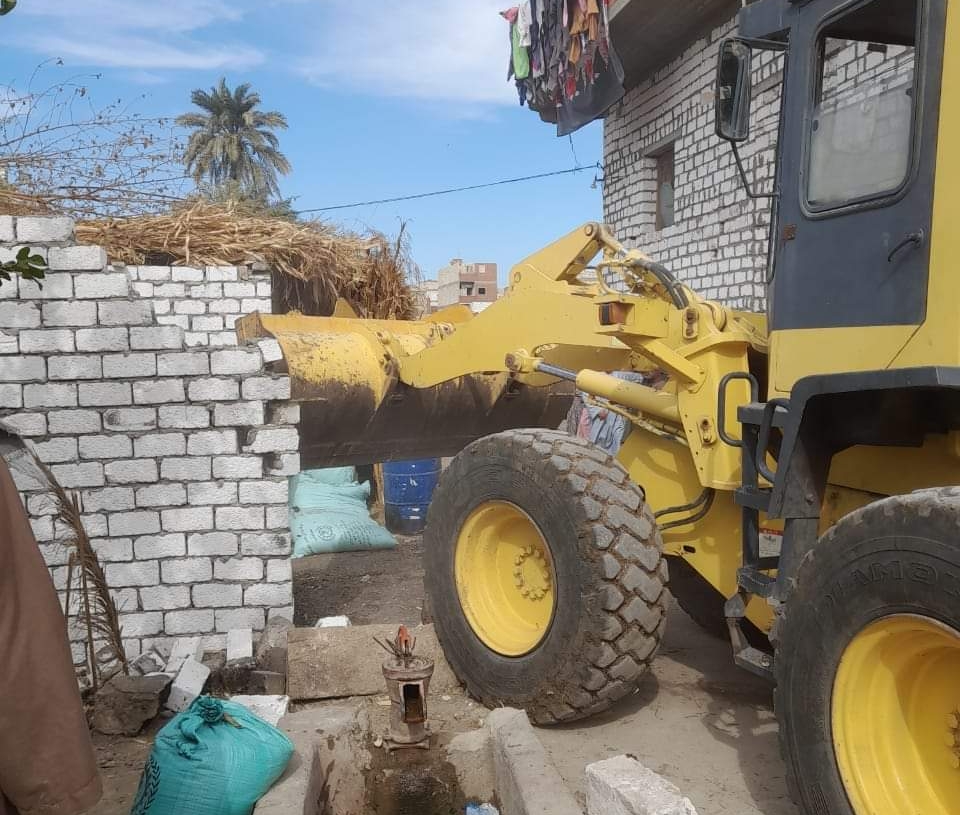 إزالة حالات تعدى على اراضى زراعية ورفع 55 طن مخلفات بالقري والتوابع بمركز المنيا 25 - جريدة المساء