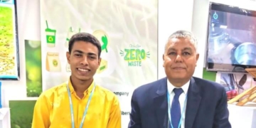 رئيس جامعة جنوب الوادي يلتقي طالب بكلية الحقوق على هامش مشاركته في قمة المناخ 1 - جريدة المساء