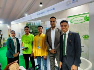 رئيس جامعة جنوب الوادي يلتقي طالب بكلية الحقوق على هامش مشاركته في قمة المناخ 25 - جريدة المساء