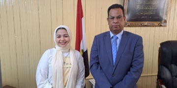 أصغر مؤلفة روايات .. عميد كلية الحقوق بقنا يكرم الطالبة مريم عبدالرحيم 1 - جريدة المساء