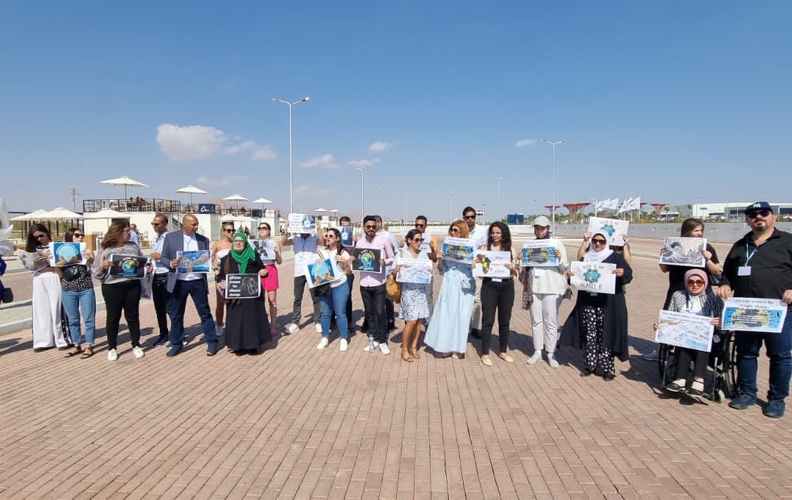 وقفة للمجتمع المدني أمام المنطقة الخضراء بمؤتمر المناخ COP27 للمطالبة بسرعة التحرك لإنقاذ الكوكب ووقف الانبعاثات 16 - جريدة المساء