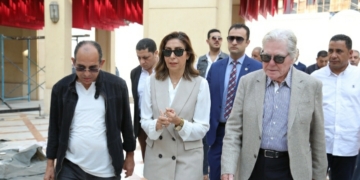 وزيرة الثقافة والفنان حسين فهمي يتفقدان اللمسات النهائية لتجهيزات افتتاح القاهرة السينمائي الدولي 2 - جريدة المساء وزيرة الثقافة والفنان حسين فهمي يتفقدان اللمسات النهائية لتجهيزات افتتاح القاهرة السينمائي الدولي 1 - جريدة المساء