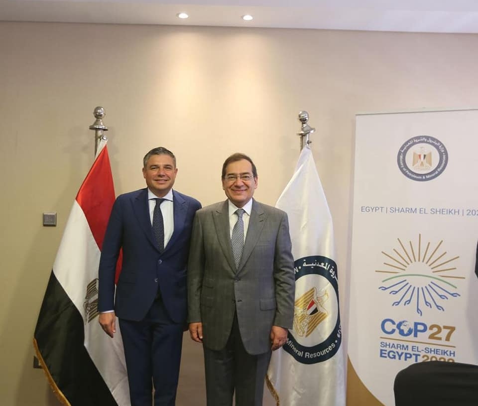 وزير البترول والثروة المعدنية يعقد جلسة مباحثات في شرم الشيخ مع لورينزو سيمونيلى الرئيس التنفيذي لشركة بيكرهيوز العالمية على هامش انعقاد قمة الأمم المتحدة للمناخ COP27 35 - جريدة المساء