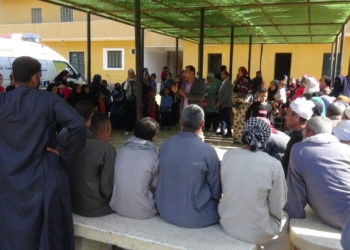 جامعة المنيا تدشن مبادرة للتوعية بمخاطر التخلص من المخلفات في المجاري المائية خلال قافلتها المتكاملة بقرية "طهنا الجبل" 23 - جريدة المساء