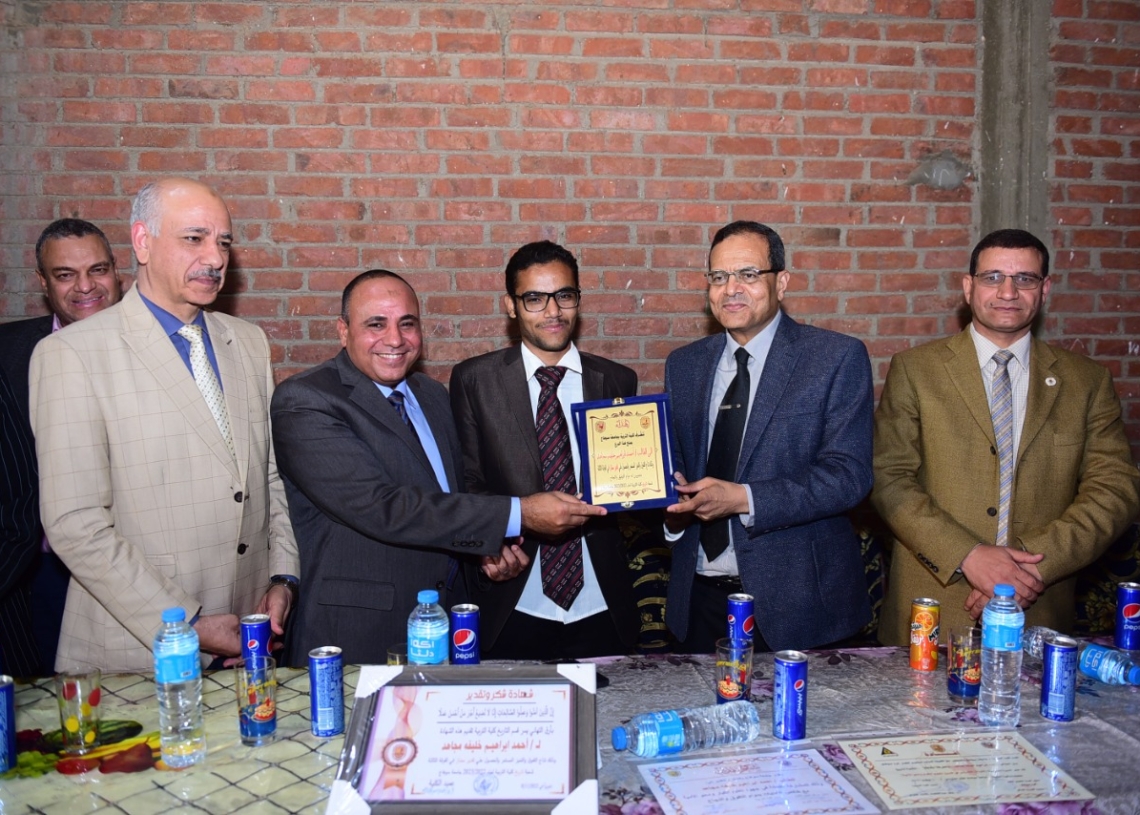 رئيس جامعة سوهاج يزور الطالب أحمد إبراهيم.. لقيامه بمحو أمية ٤٣ دارسا ويكرم أسرته 16 - جريدة المساء