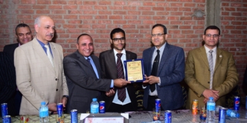 رئيس جامعة سوهاج يزور الطالب أحمد إبراهيم.. لقيامه بمحو أمية ٤٣ دارسا ويكرم أسرته 1 - جريدة المساء