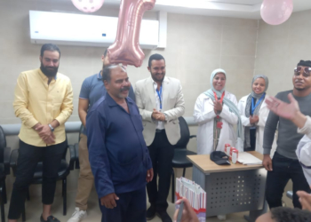 وحدة صحية تحتفل بعيد ميلاد عامل نظافة بأسوان 25 - جريدة المساء