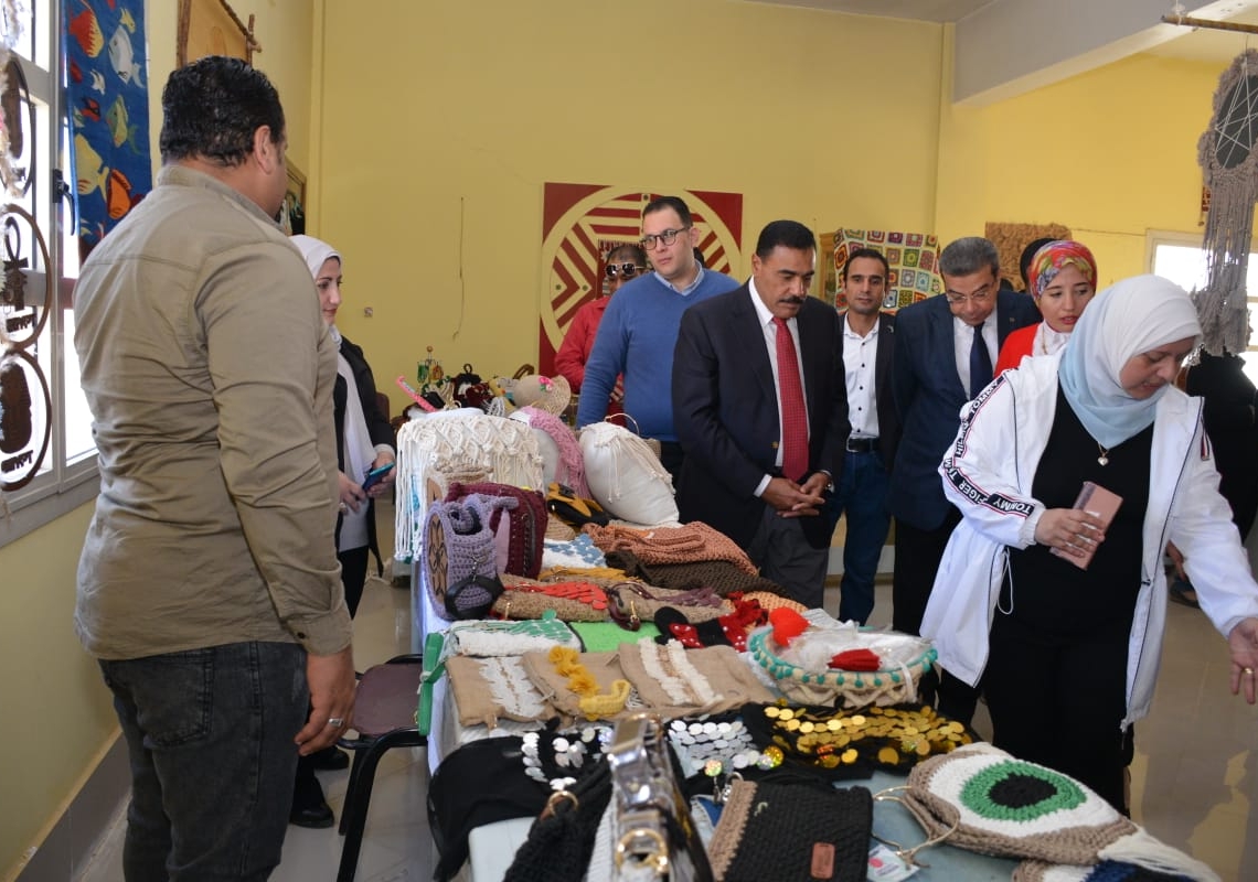 محافظ مطروح يتفقد القافلة التعليمية التى تنظمها مديرية التربية والتعليم بمطروح للطلاب بواحة سيوة 20 - جريدة المساء محافظ مطروح يتفقد القافلة التعليمية التى تنظمها مديرية التربية والتعليم بمطروح للطلاب بواحة سيوة 19 - جريدة المساء