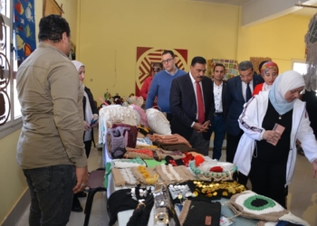 محافظ مطروح يتفقد القافلة التعليمية التى تنظمها مديرية التربية والتعليم بمطروح للطلاب بواحة سيوة 31 - جريدة المساء