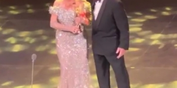 بكاء الفنانة لبلبة فى ليلة تكريمها بمهرجان القاهرة السينمائى والحضور يحتفلون بعيد ميلادها 1 - جريدة المساء