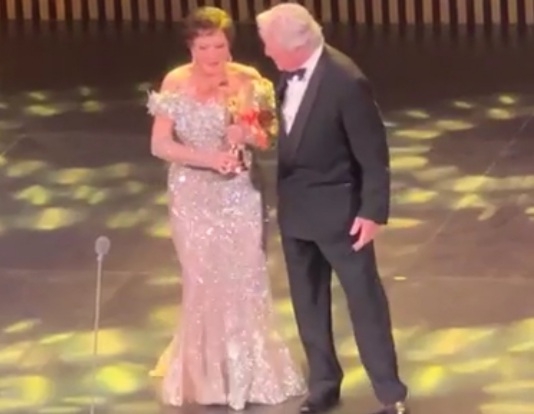 بكاء الفنانة لبلبة فى ليلة تكريمها بمهرجان القاهرة السينمائى والحضور يحتفلون بعيد ميلادها 19 - جريدة المساء