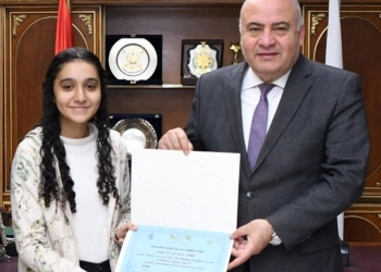 محافظ قنا يكرم الطالبة "مارولا أمير" الأولى في المسابقة العالمية لبرمجة الروبوت بسنغافورة 16 - جريدة المساء