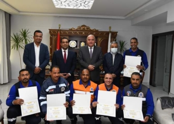 تكريم فريق مسعفين أعادوا 366 ألف جنيه عثروا عليها أثناء نقل مصابين في حادث بقنا 33 - جريدة المساء