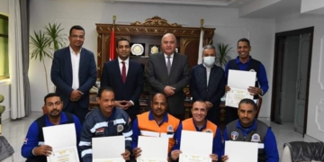 تكريم فريق مسعفين أعادوا 366 ألف جنيه عثروا عليها أثناء نقل مصابين في حادث بقنا 2 - جريدة المساء تكريم فريق مسعفين أعادوا 366 ألف جنيه عثروا عليها أثناء نقل مصابين في حادث بقنا 1 - جريدة المساء