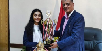 استجابة لـ "المساء" .. وكيل وزارة التعليم بقنا يكرم الطالبة "مارولا نادر" الأولى على مستوى العالم فى برمجة الروبوت 2 - جريدة المساء استجابة لـ "المساء" .. وكيل وزارة التعليم بقنا يكرم الطالبة "مارولا نادر" الأولى على مستوى العالم فى برمجة الروبوت 1 - جريدة المساء