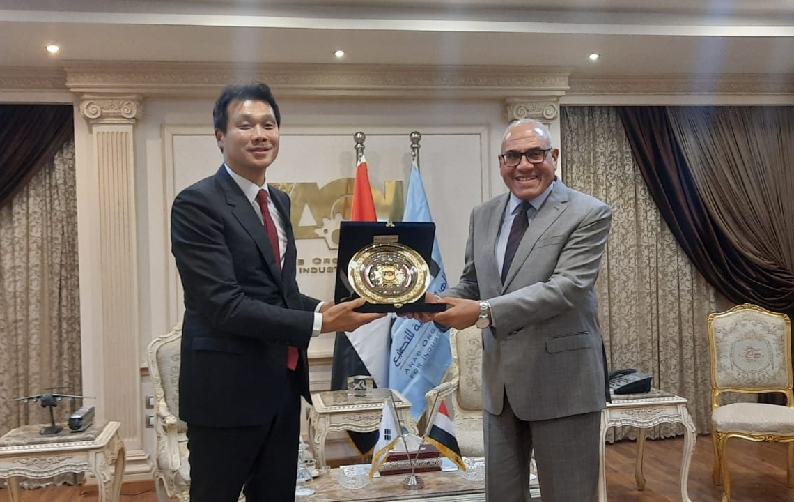 السفير الكوري يبحث مع رئيس الهيئة العربية للتصنيع التعاون بين الشركات الكورية والهيئة 17 - جريدة المساء