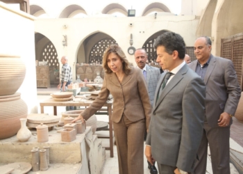 وزيرة الثقافة تتفقد مركز الحرف بالفسطاط وتوجه بإنشاء خط إنتاج استثماري لتسويق الأعمال في الداخل والخارج 17 - جريدة المساء