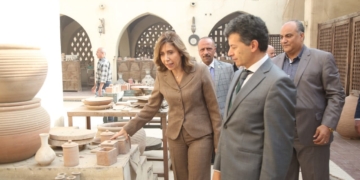 وزيرة الثقافة تتفقد مركز الحرف بالفسطاط وتوجه بإنشاء خط إنتاج استثماري لتسويق الأعمال في الداخل والخارج 1 - جريدة المساء