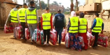 متطوعو صناع الخير يجوبون قرى ونجوع سوهاج لتوزيع المساعدات الإنسانية 1 - جريدة المساء أنشطة صناع الخير فى سوهاج