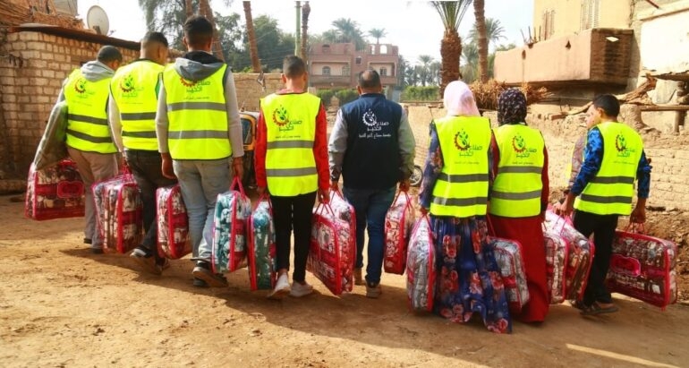 متطوعو صناع الخير يجوبون قرى ونجوع سوهاج لتوزيع المساعدات الإنسانية 18 - جريدة المساء أنشطة صناع الخير فى سوهاج