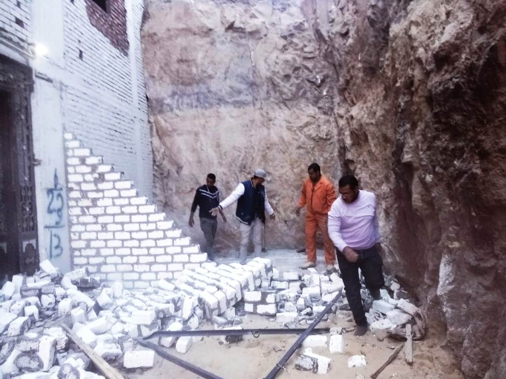 الإزالة الفورية لحالتى تعدى بنطاق حى جنوب بأسوان 19 - جريدة المساء