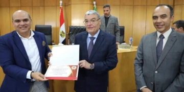 تكريم محافظ المنيا ونائبه من كلية التربية الفنية بجامعة المنيا في اللقاء التعريفي لتحديد الهوية البصرية 1 - جريدة المساء