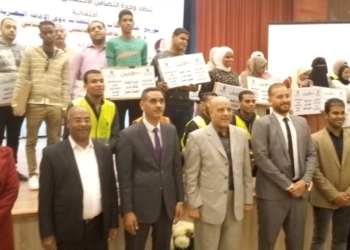 جامعة أسوان بالتعاون مع وزارة التضامن الإجتماعى يوزعان أجهزة لاب توب ناطق للطلاب ذوى الهمم البصرية 35 - جريدة المساء