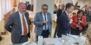 فطروا فول وطعمية: سفيرا فلندا وأسبانيا يشهدان مباراة قدم بين البنات في المنيا 1 - جريدة المساء