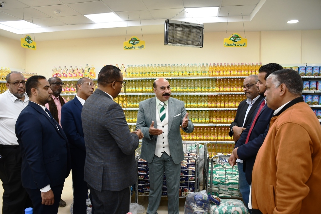 محافظ أسوان يوجه لتشكيل لجان مشتركة لمراقبة الأسواق والسيطرة عليها ، وإتخاذ الإجراءات الرادعة مع المخالفين ==== 17 - جريدة المساء محافظ أسوان يوجه لتشكيل لجان مشتركة لمراقبة الأسواق والسيطرة عليها ، وإتخاذ الإجراءات الرادعة مع المخالفين ==== 16 - جريدة المساء