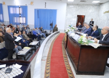 محافظ سوهاج ورئيس الهيئة العامة للتنمية الصناعية يبحثان مطالب المستثمرين 27 - جريدة المساء